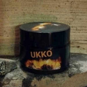 UKKO-voide: Hoitava ja maadoittava 100% luonnollinen iho-/partarasva. Pohjana luomu highlander-naudan tali, suodattamaton oliiviöljy ja mehiläisvaha. Katajanmarja, rosmariini, minttu, anis ja pikiöljy.